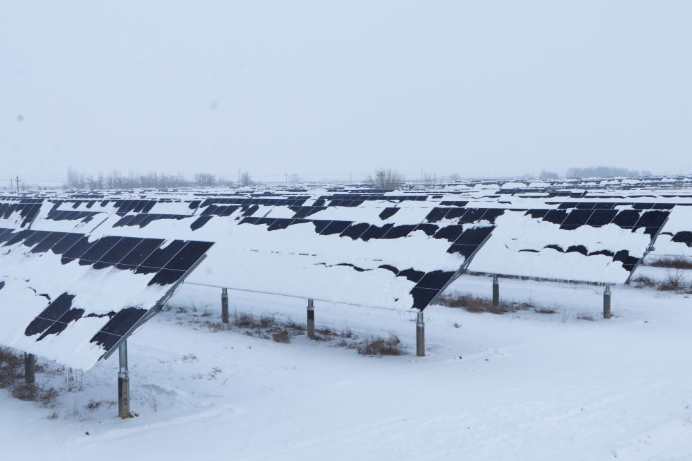Comment les panneaux photovoltaïques du Xinjiang produisent-ils de l'électricité en hiver lorsqu'il neige ?